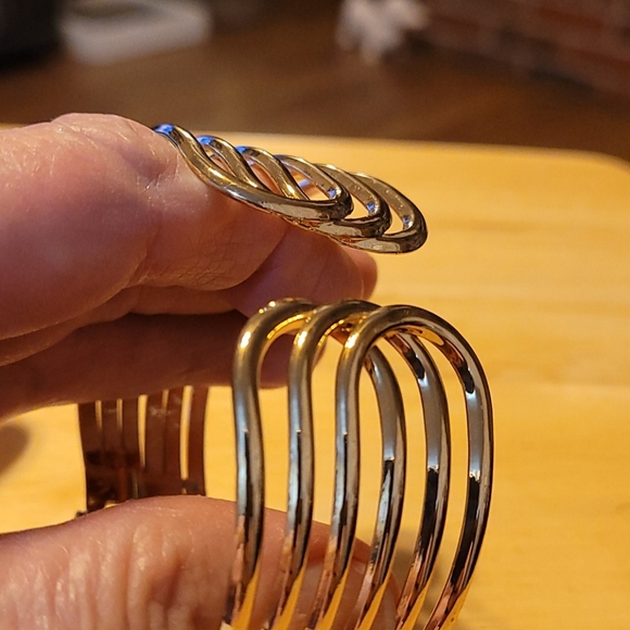 Great looking gold clasp bracelet - Picture 3 of 3